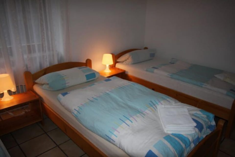 Triple Room | Desk, free WiFi