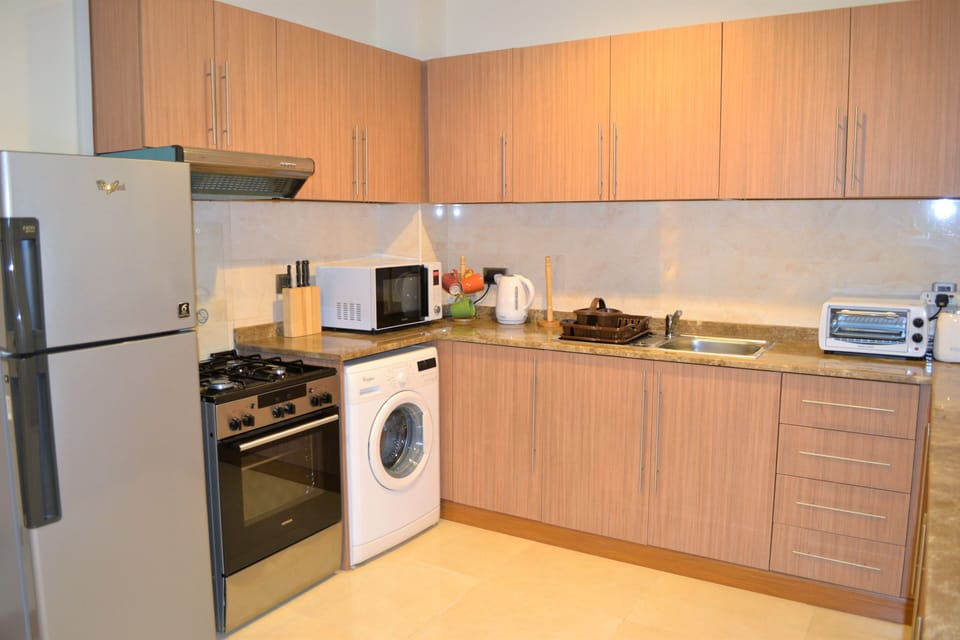 Apartment (Murad) | Private kitchenette | Full-size fridge, microwave, oven, stovetop