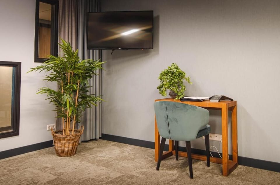 Budget Room (no daylight) | Premium bedding, in-room safe, desk, laptop workspace