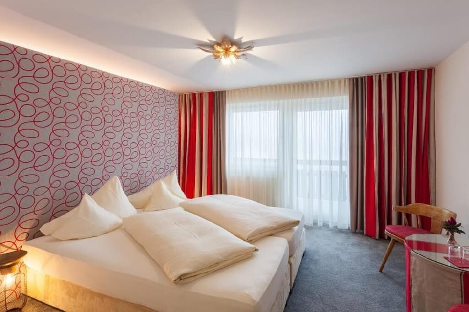 Classic Room, Mountain View (23m²) | Hypo-allergenic bedding, down comforters, pillowtop beds, in-room safe