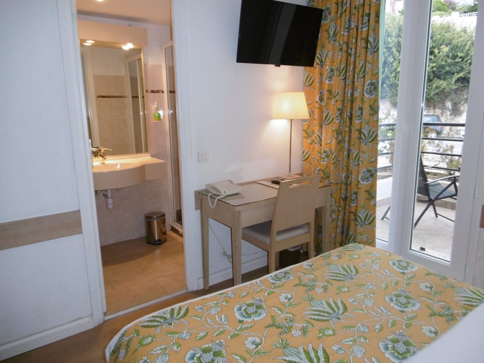 Classic Double Room | In-room safe, desk, soundproofing, free WiFi