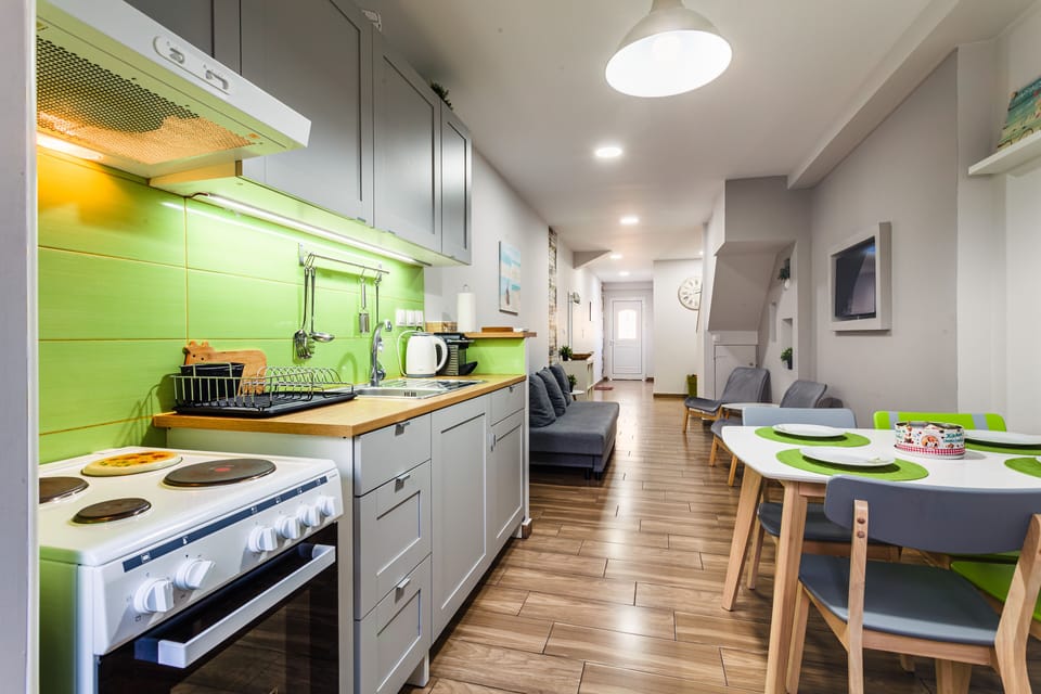 Fridge, oven, stovetop, coffee/tea maker