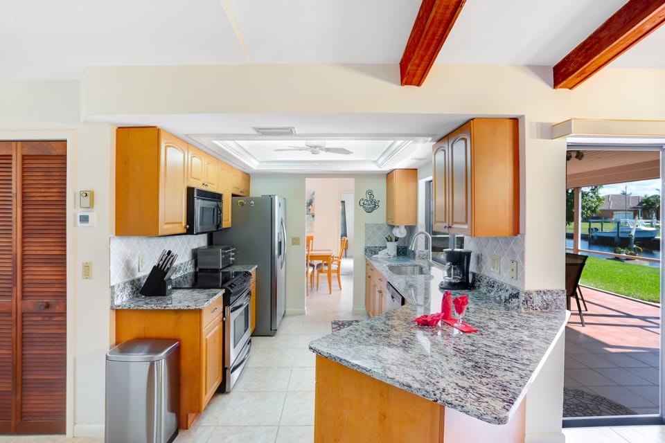 Vacanza Rentals - Robin's Nest kitchen