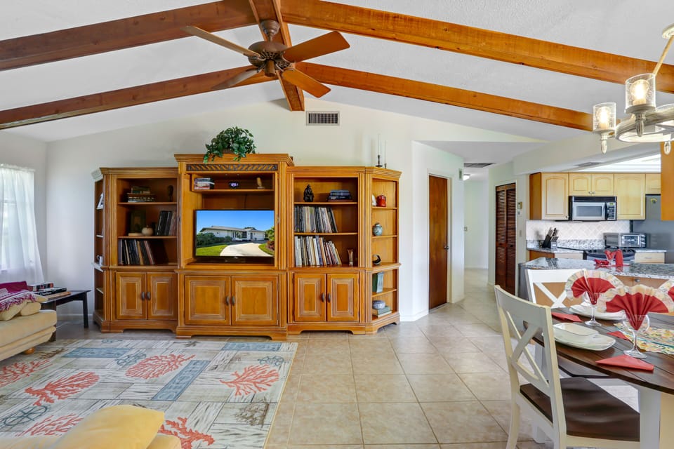 Vacanza Rentals - Robin's Nest TV area