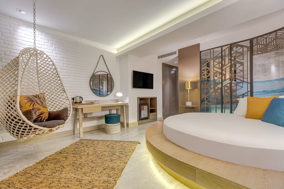 Deluxe Double Room, 1 Queen Bed, Jetted Tub, Sea View | Premium bedding, memory foam beds, minibar, in-room safe