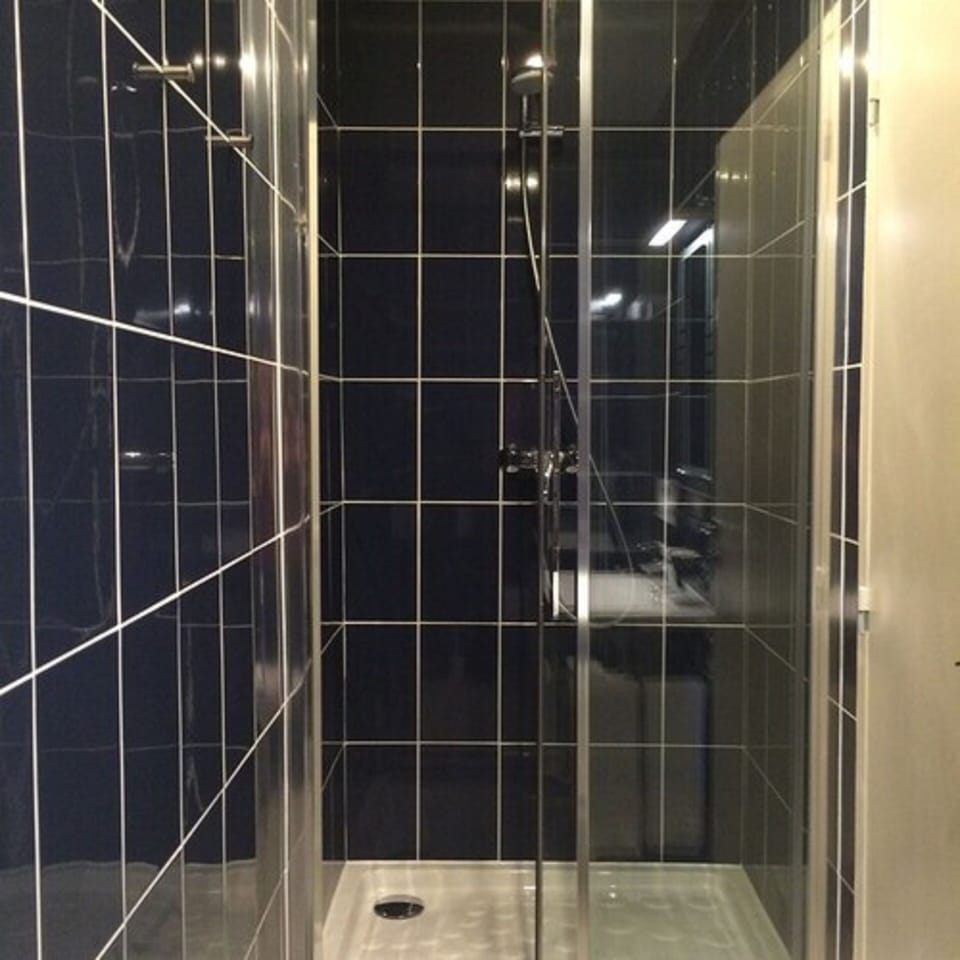 Economy Double Room | Bathroom shower