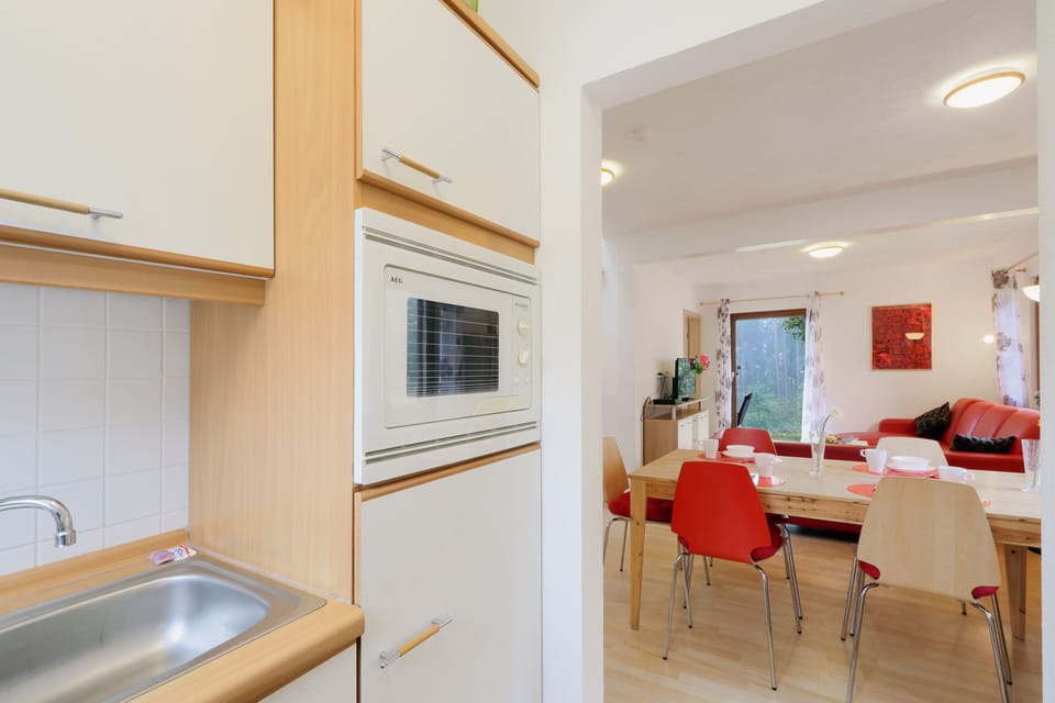 House, 5 Bedrooms | Private kitchen | Full-size fridge, microwave, oven, stovetop