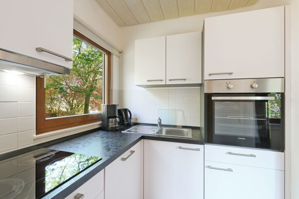 House, 5 Bedrooms | Private kitchen | Full-size fridge, microwave, oven, stovetop