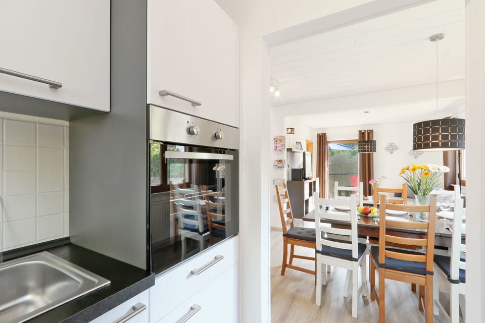 House, 5 Bedrooms | Private kitchen | Full-size fridge, microwave, oven, stovetop