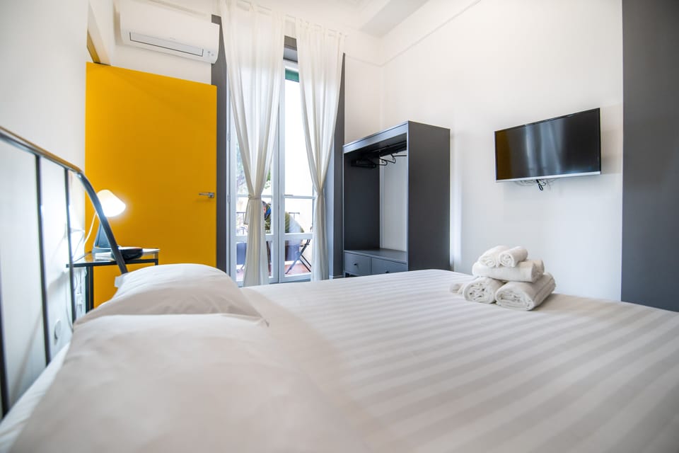 Deluxe Apartment | Desk, blackout drapes, iron/ironing board (on request), WiFi (free)