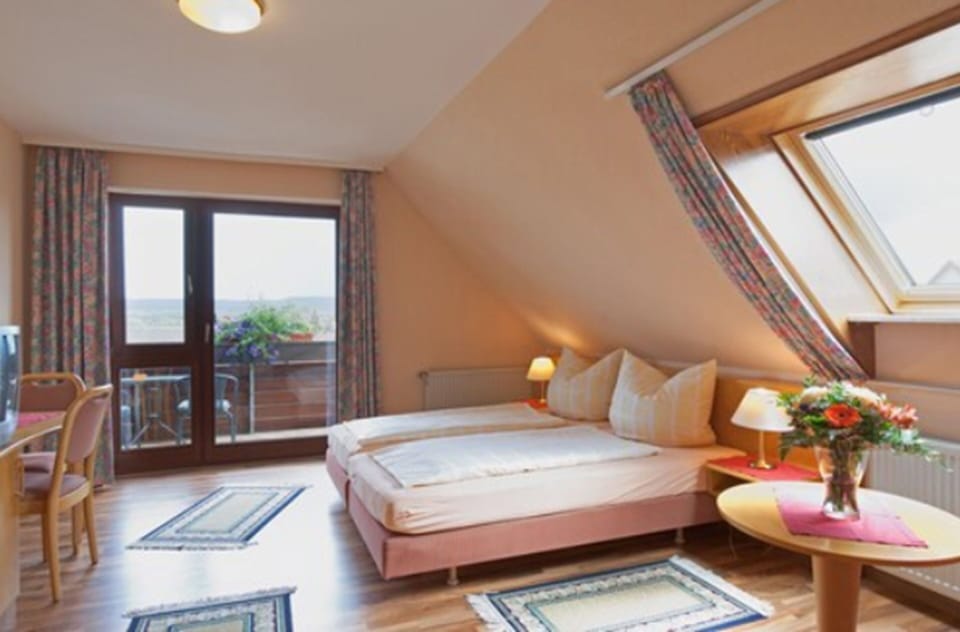 Double Room | Cribs/infant beds, rollaway beds, free WiFi