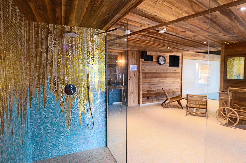 Couples treatment rooms, sauna, steam room, body treatments, body wraps