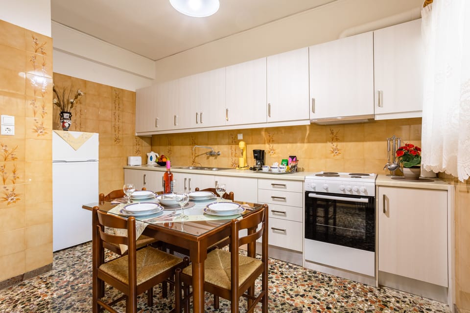 Apartment | Private kitchen | Fridge, oven, stovetop, coffee/tea maker
