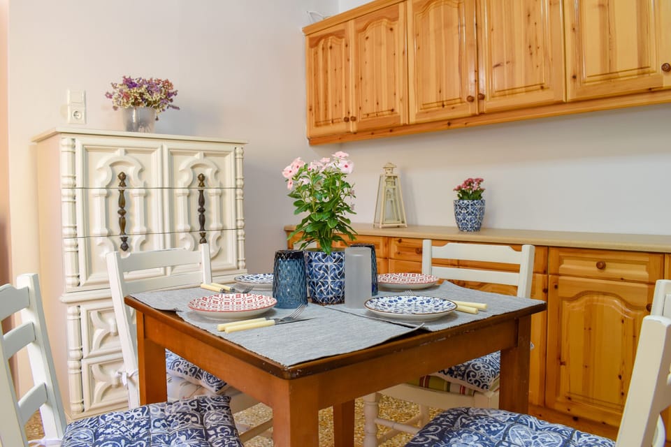 House, 2 Bedrooms | Private kitchen | Fridge, microwave, oven, stovetop