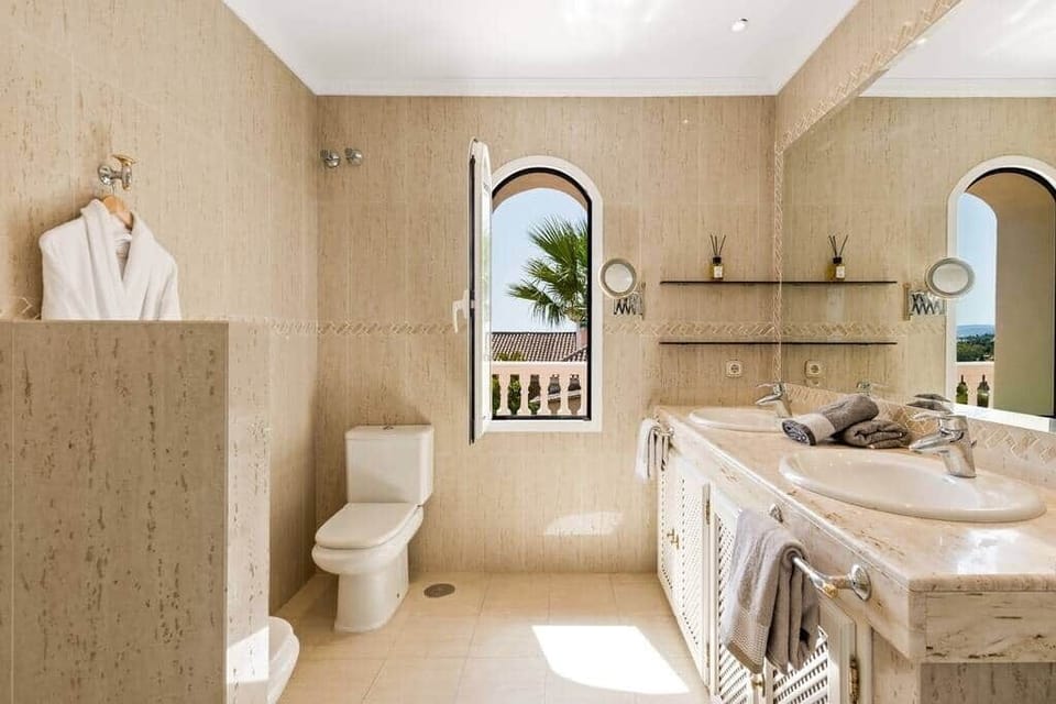 Master bedroom en suite bathroom.
