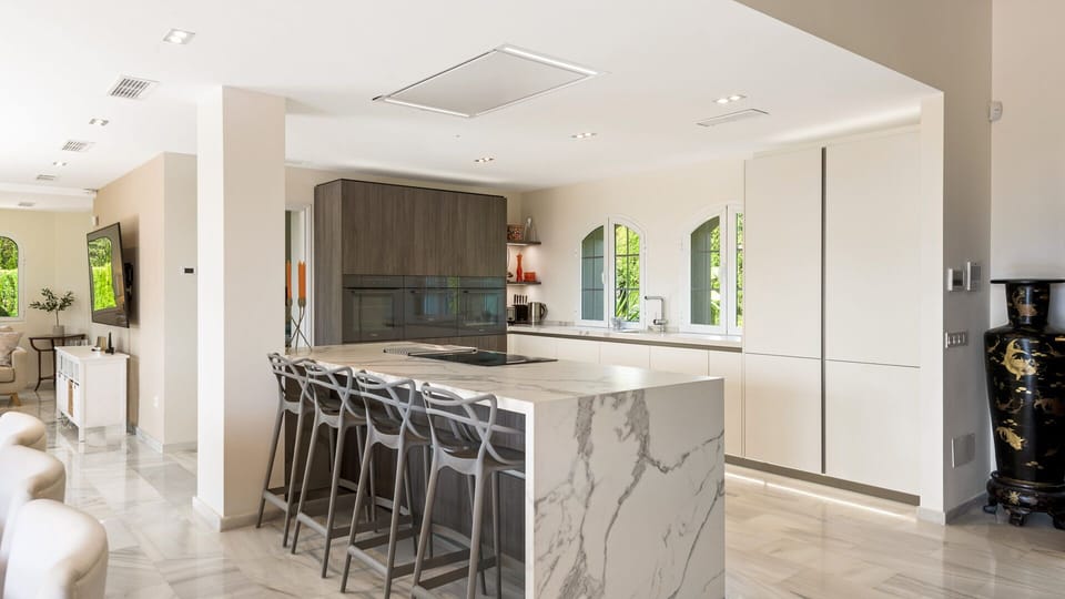 Kitchen seating area and breakfast bar