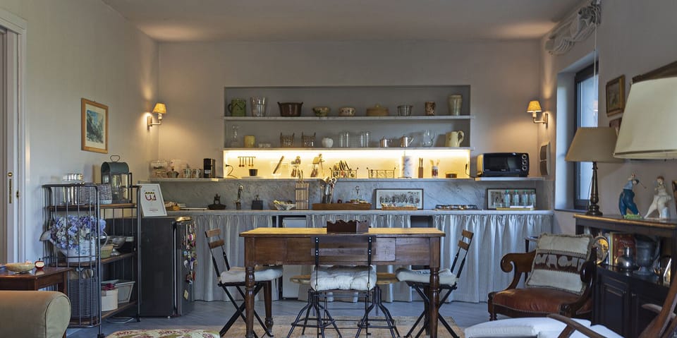 Full-size fridge, microwave, oven, stovetop