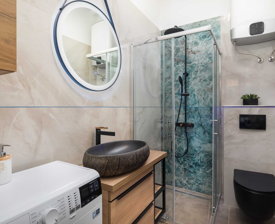 Apartment (Apartment) | Bathroom | Shower, rainfall showerhead, free toiletries, hair dryer