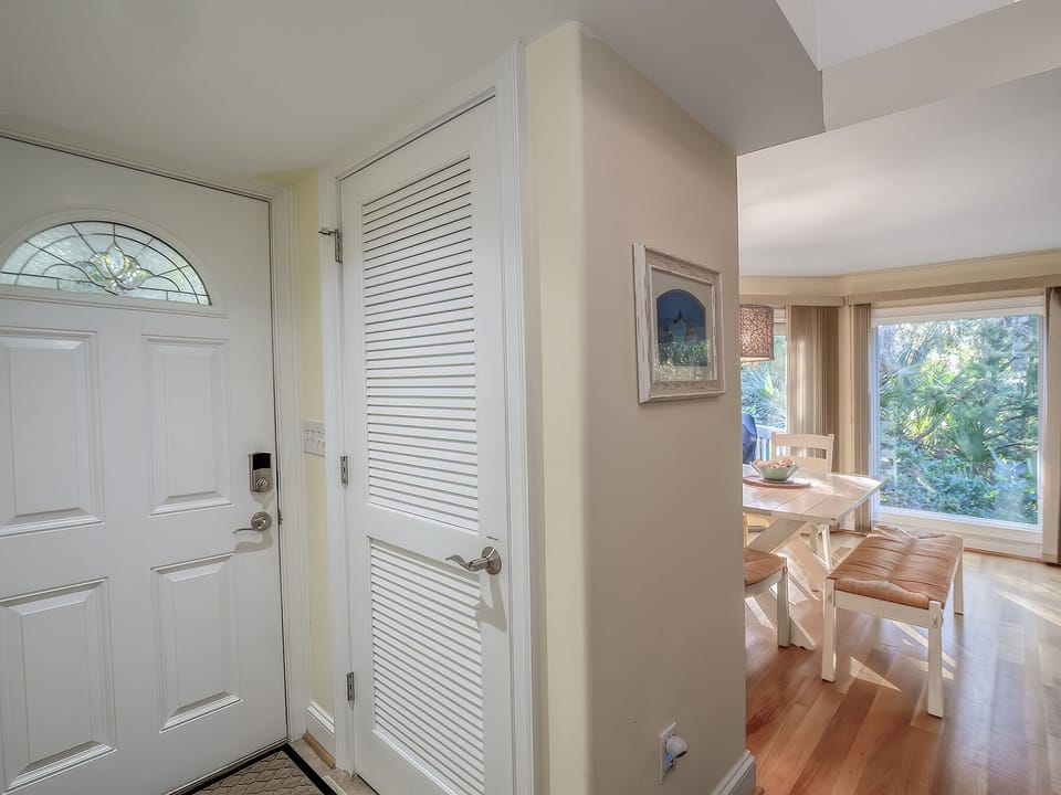 Light and bright entrance