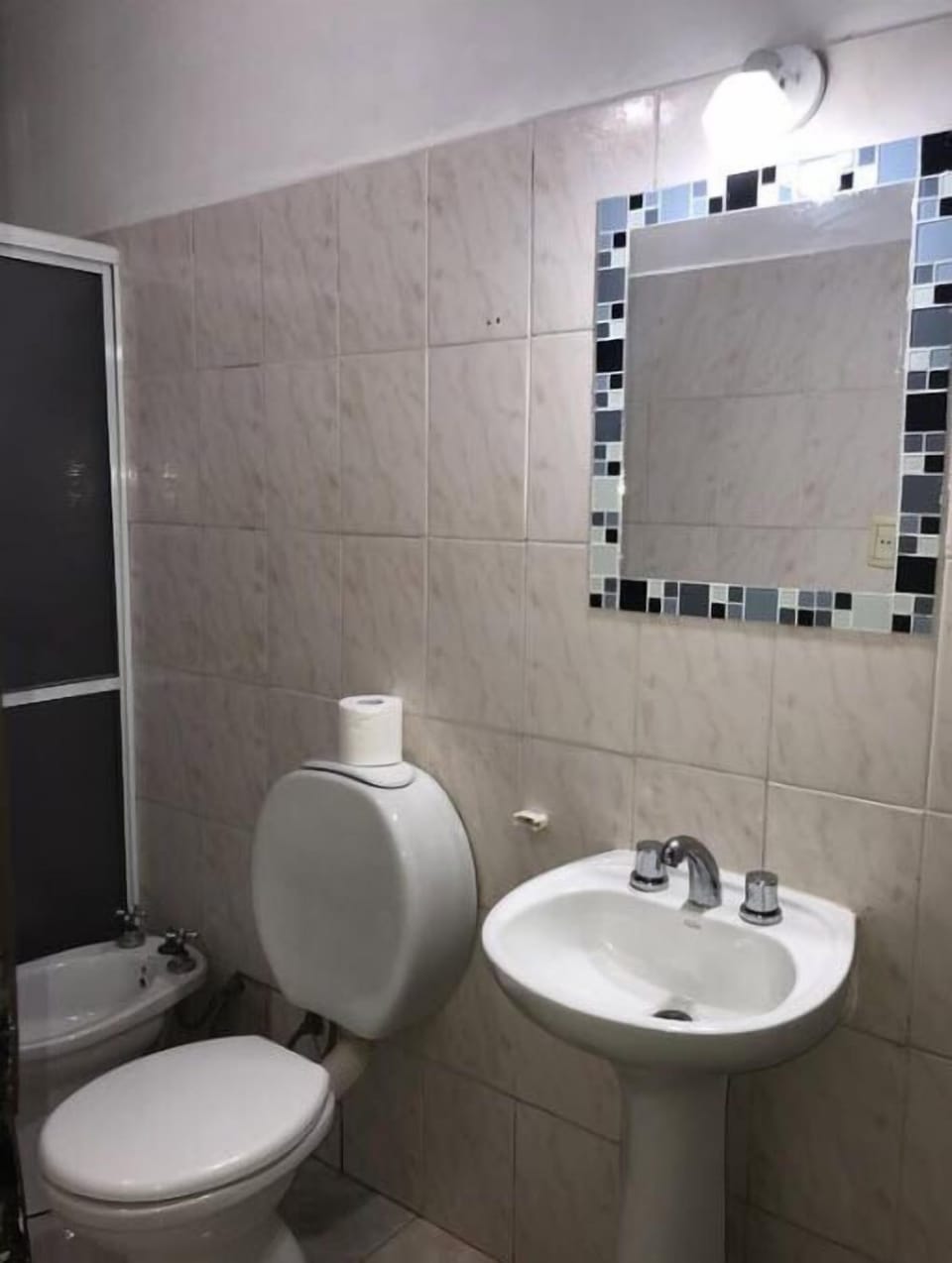 Shower, rainfall showerhead, free toiletries, bidet