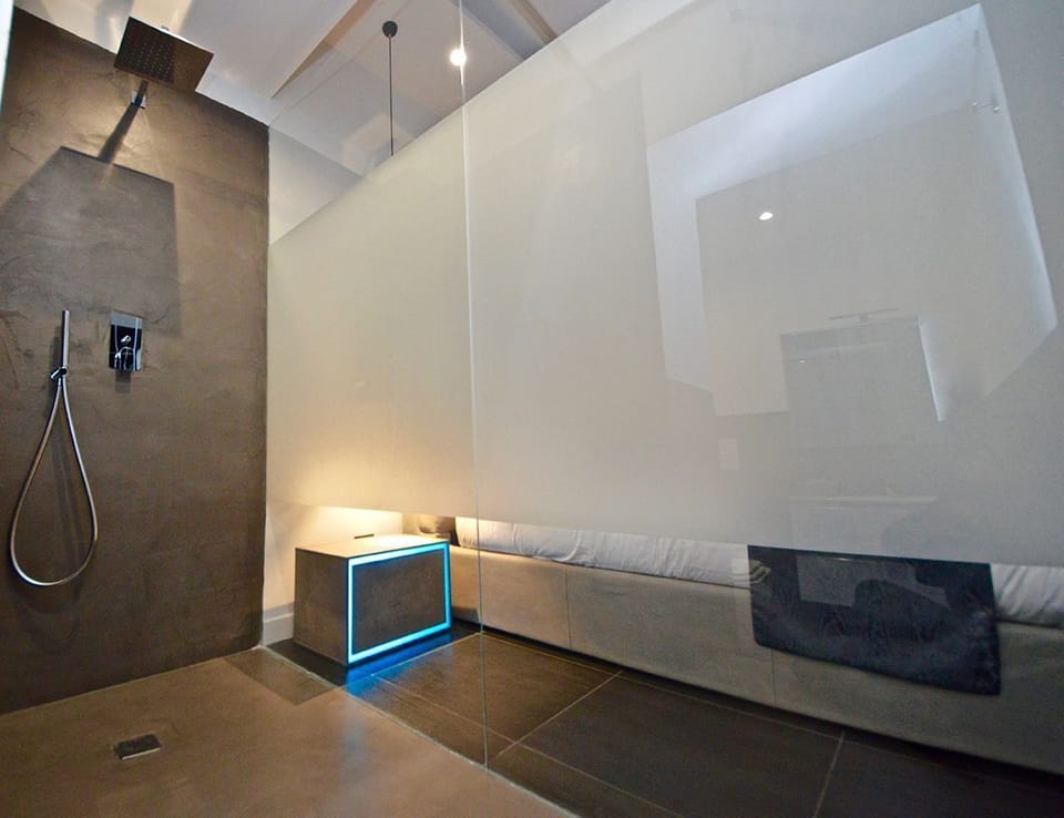 Luxury Room | Bathroom shower