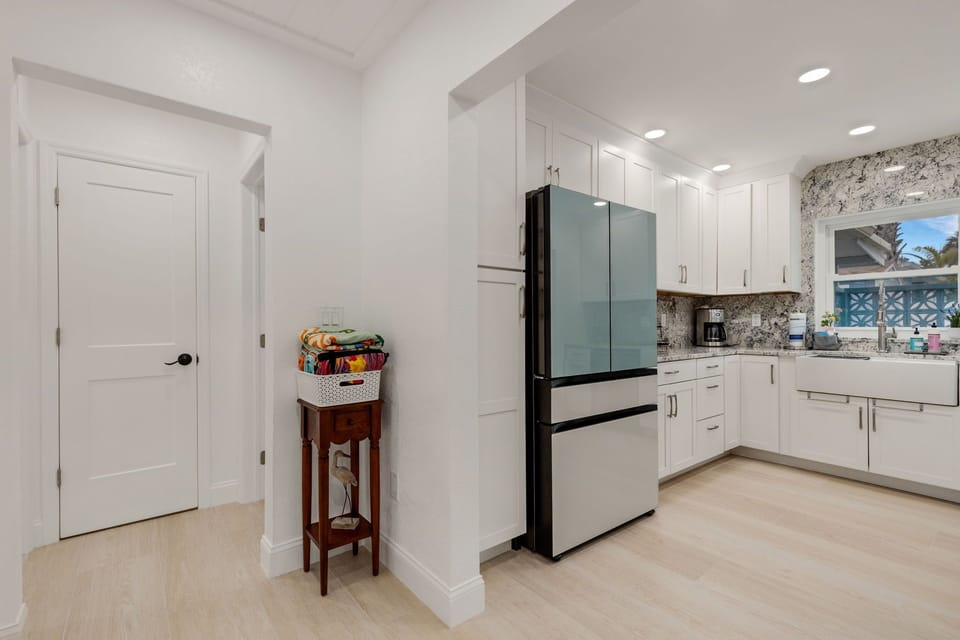 Fully Equipped Kitchen – Includes stove, oven, microwave, dishwasher, refrigerator, blender, coffee maker, and toaster