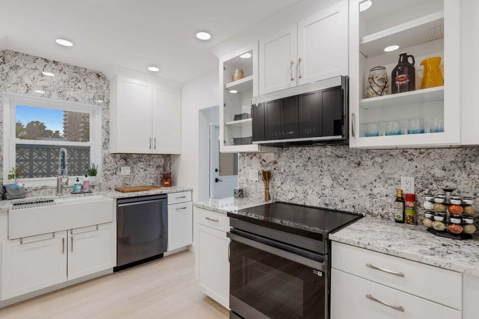 Fully Equipped Kitchen – Includes stove, oven, microwave, dishwasher, refrigerator, blender, coffee maker, and toaster