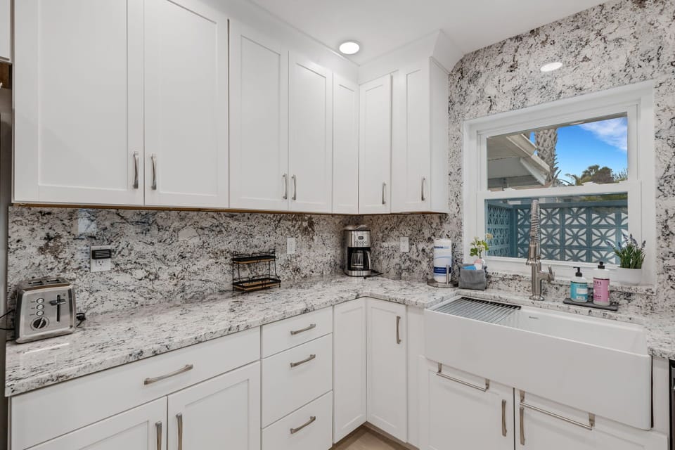 Fully Equipped Kitchen – Includes stove, oven, microwave, dishwasher, refrigerator, blender, coffee maker, and toaster