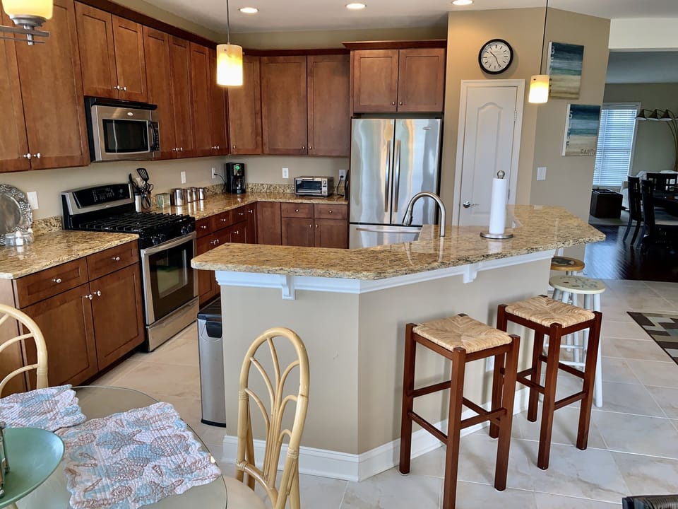 Modern-Spacious Kitchen for Large happy  Gatherings!