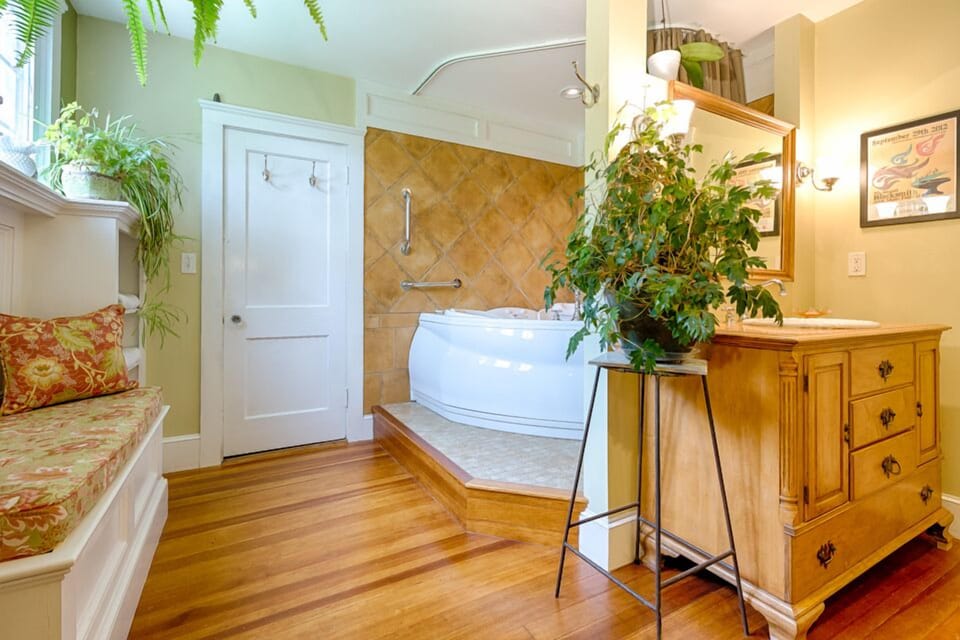 East Deluxe Room, 1 Queen Bed, Jetted tub | Deep soaking bathtub