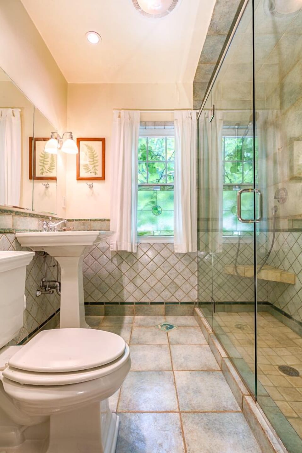 North Superior Room, 1 Queen Bed, Garden View | Bathroom | Hair dryer (on request), soap, shampoo, toilet paper