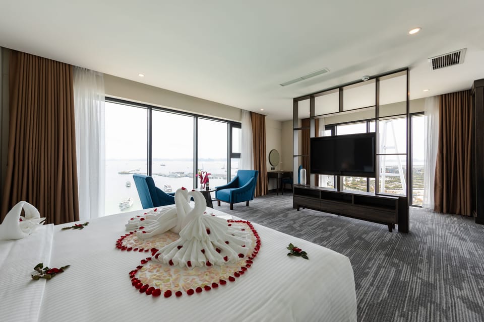 Executive Suite | Minibar, in-room safe, individually decorated, individually furnished