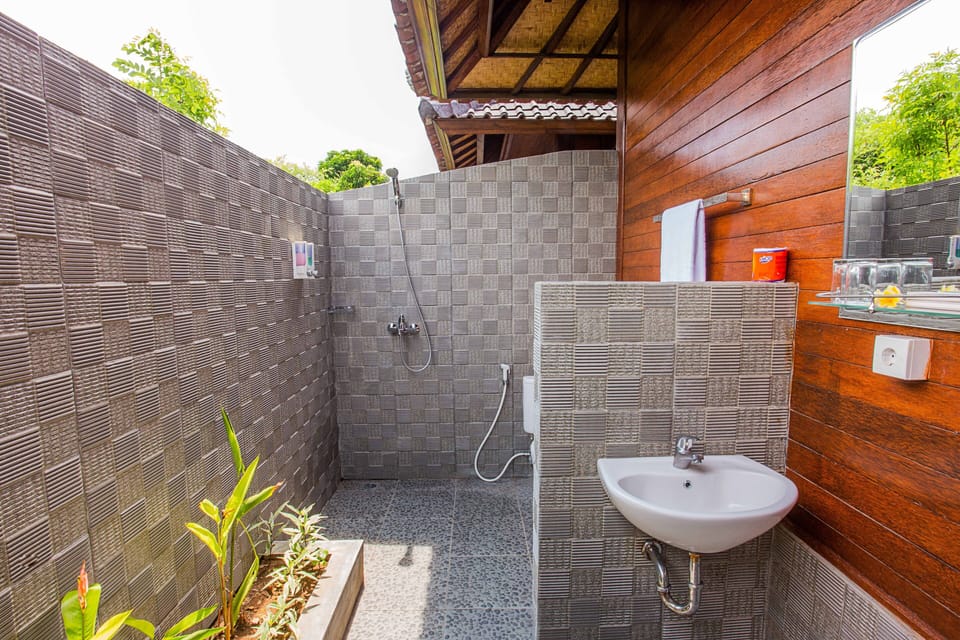 Deluxe Double Room, 1 Double Bed | Bathroom | Shower, hair dryer, towels, soap