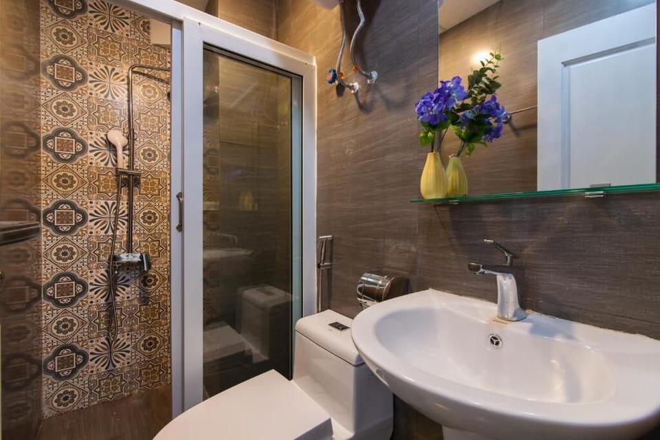 Deluxe Double Room | Bathroom | Shower, free toiletries, hair dryer, towels