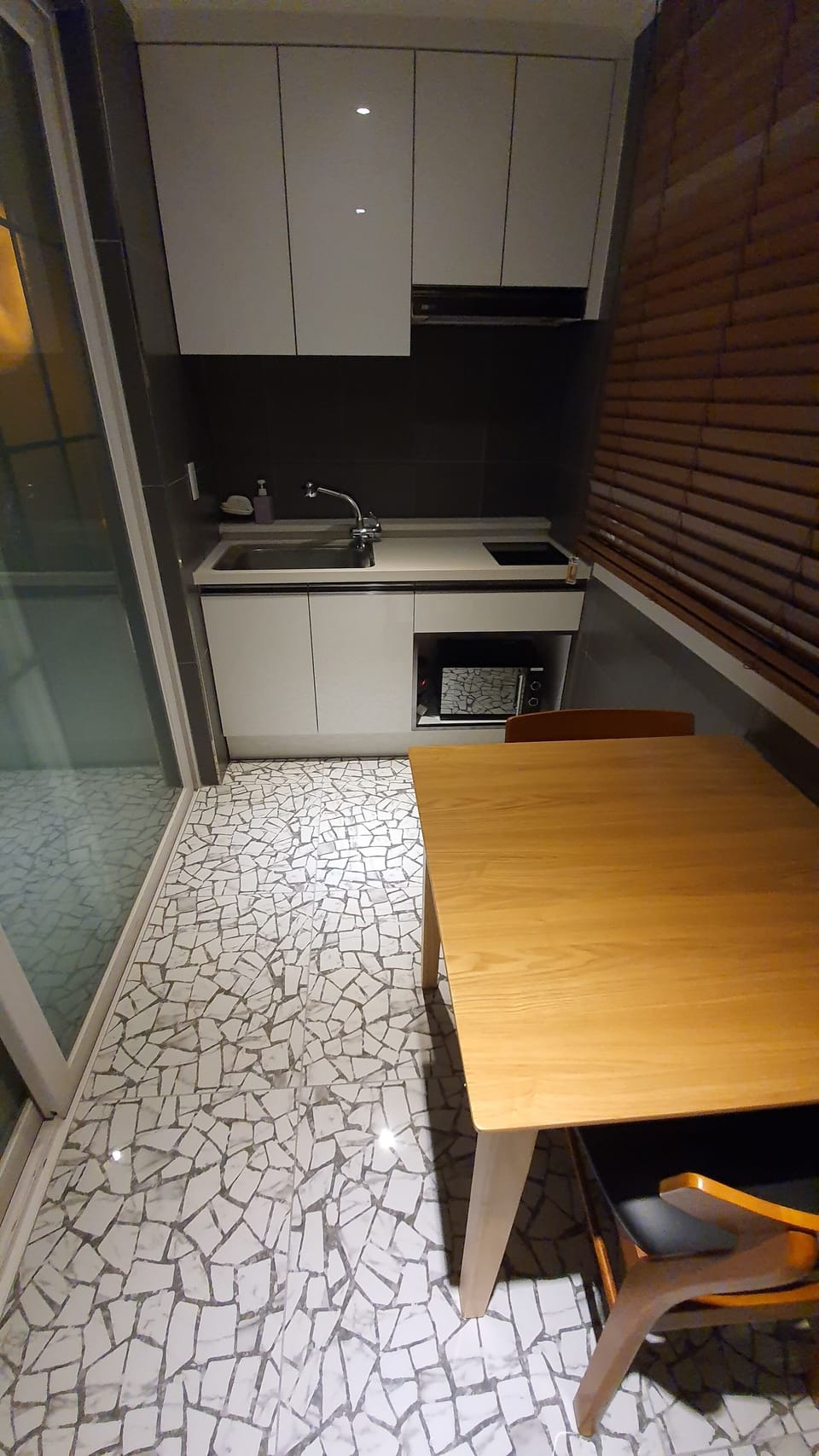 VIP Twin Residence Pension | Private kitchenette | Mini-fridge, microwave, coffee/tea maker, electric kettle