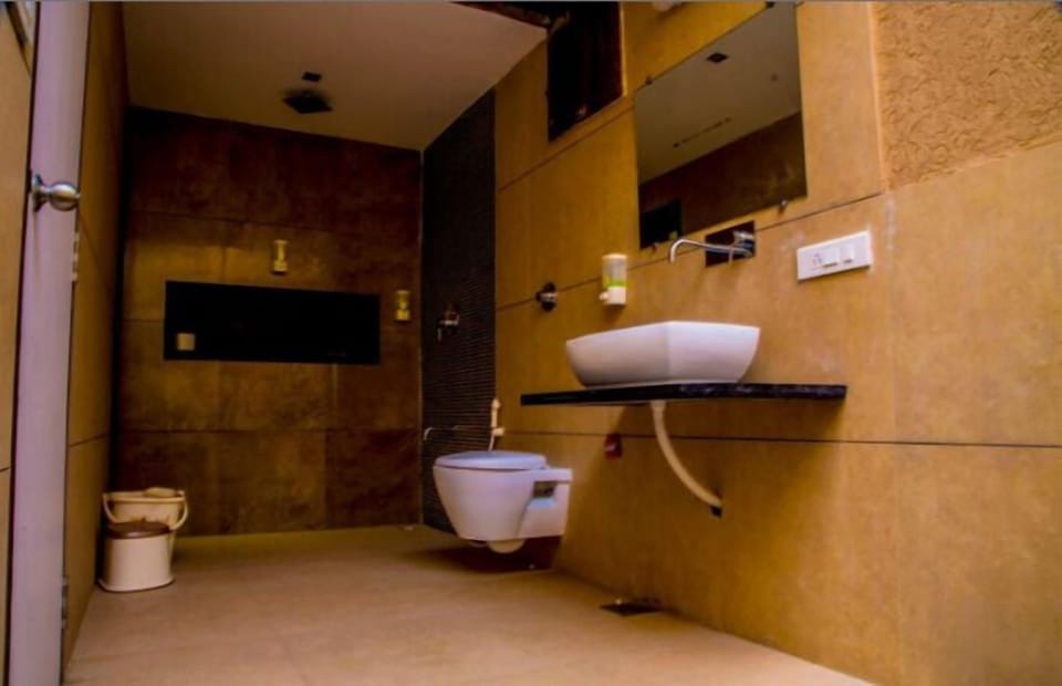Deluxe Double Room | Bathroom | Shower, free toiletries, towels