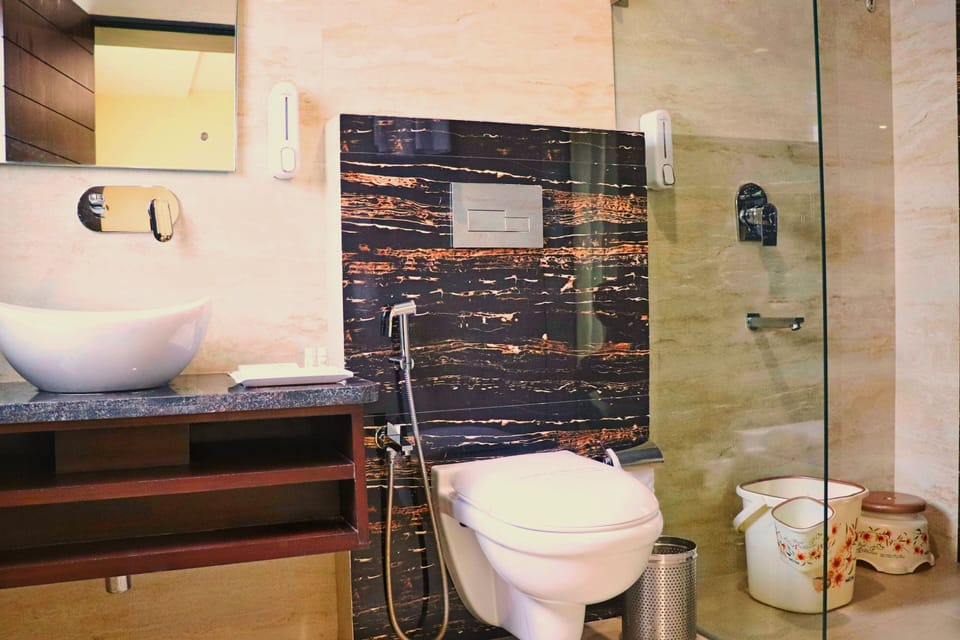 Shower, hydromassage showerhead, free toiletries, towels