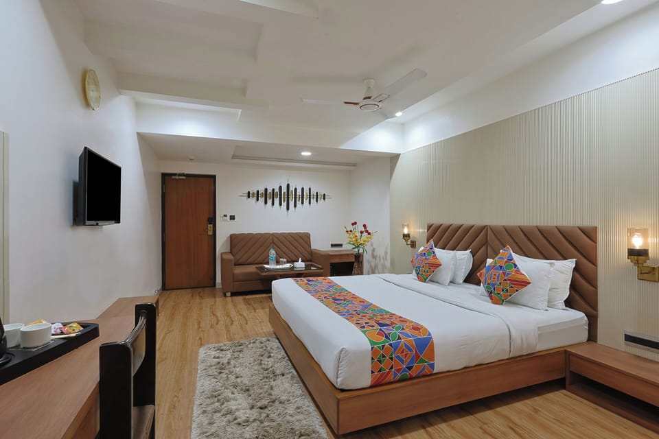 Deluxe Room | In-room safe, individually decorated, individually furnished, desk