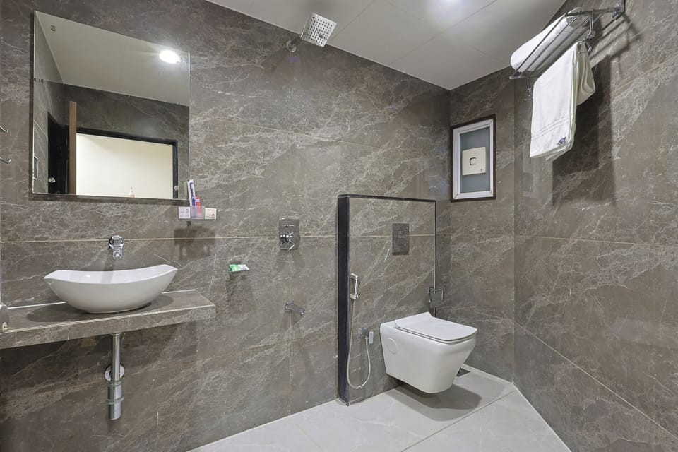 Executive Room | Bathroom | Shower, free toiletries, slippers, towels