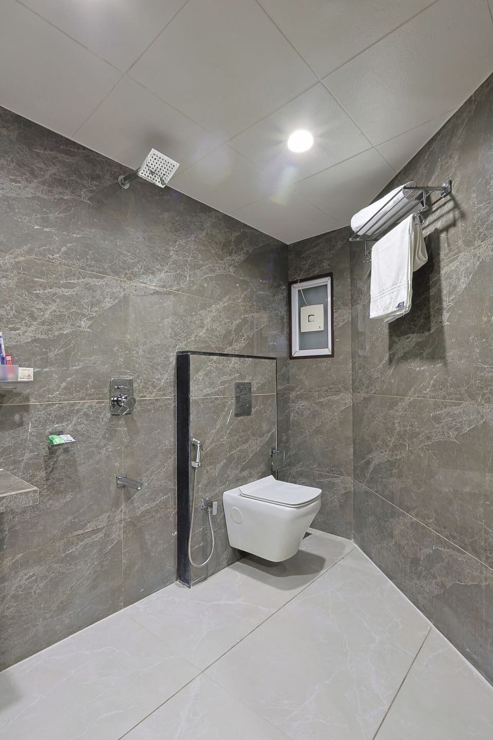 Executive Room | Bathroom | Shower, free toiletries, slippers, towels