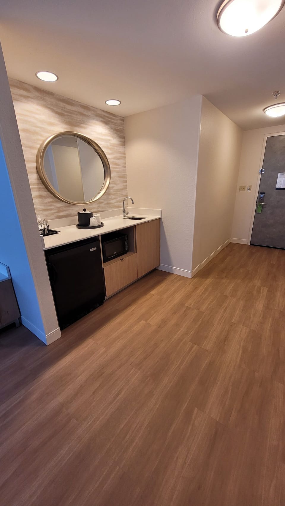 39-inch LED TV with satellite channels, TV