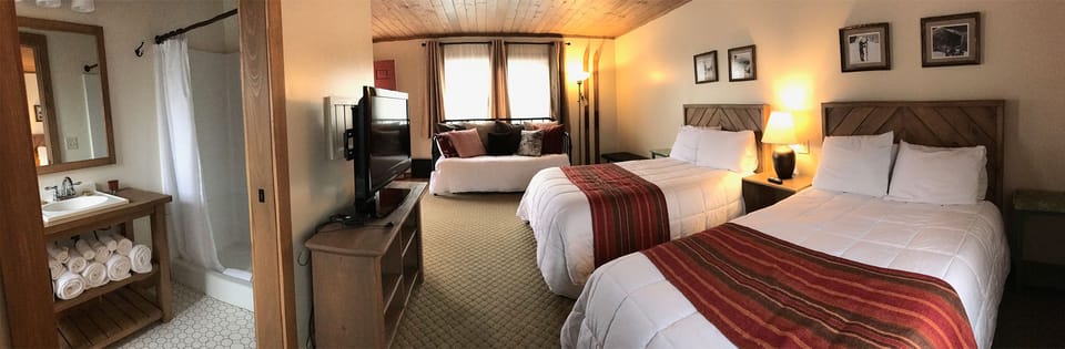 The Six Pack | Desk, free WiFi, bed sheets