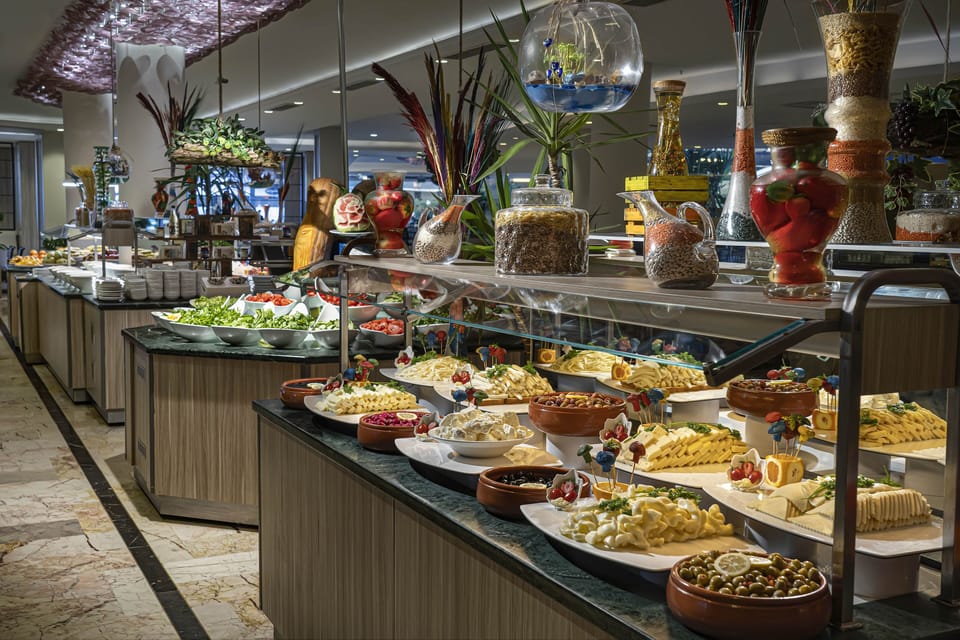 4 restaurants; breakfast, lunch, and dinner served