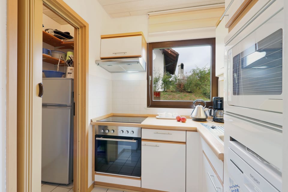 House, 5 Bedrooms | Private kitchen | Full-size fridge, microwave, oven, stovetop