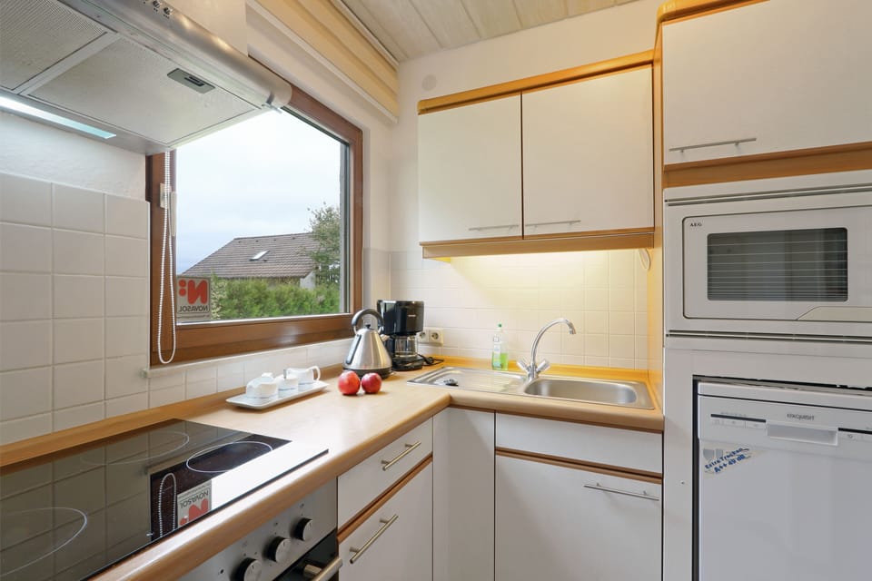 House, 5 Bedrooms | Private kitchen | Full-size fridge, microwave, oven, stovetop