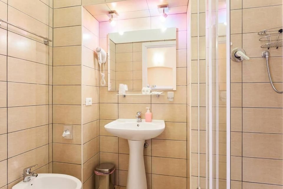 Shower, rainfall showerhead, towels