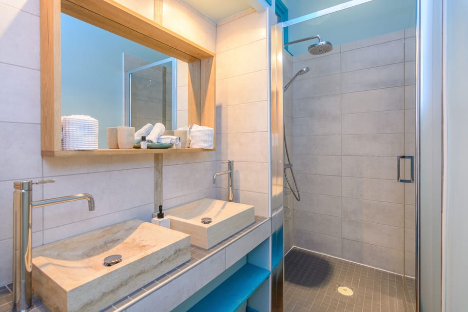Superior Double Room (MYOSOTIS) | Bathroom | Shower, hydromassage showerhead, free toiletries, hair dryer