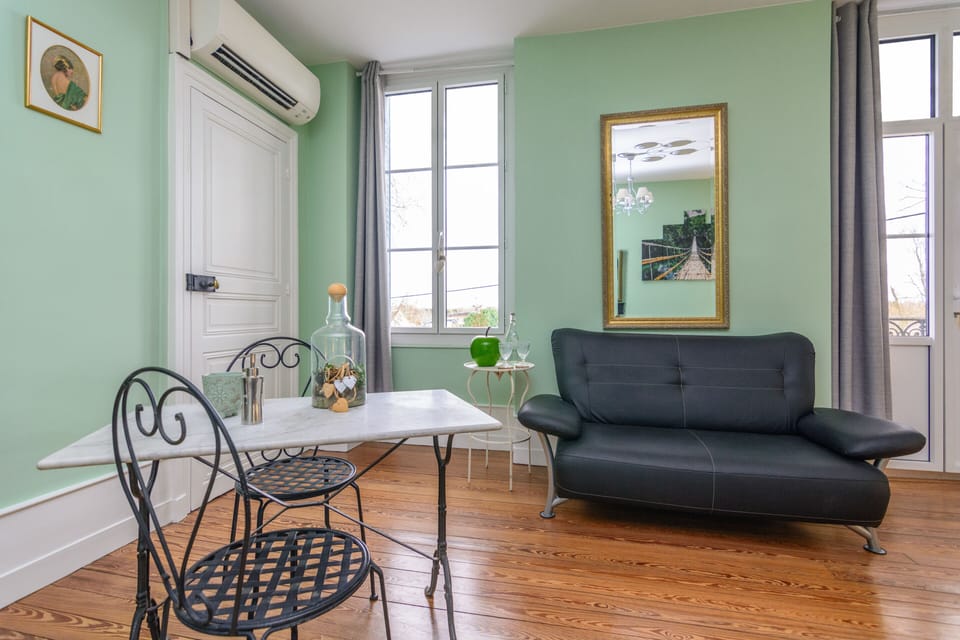 Deluxe Room, 1 King Bed (PRINTEMPS) | In-room dining
