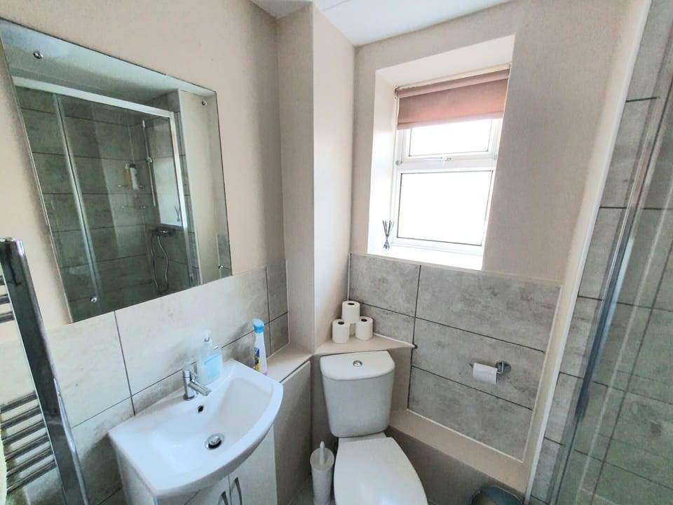 2-bed Flat With Superfast Wi-fi DW Lettings 9WW Apartment in Sittingbourne
