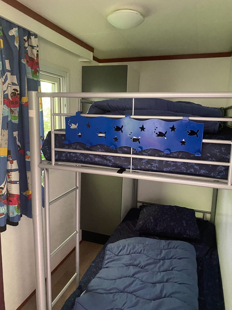 Single beds, cabinets and double room - EEZZ